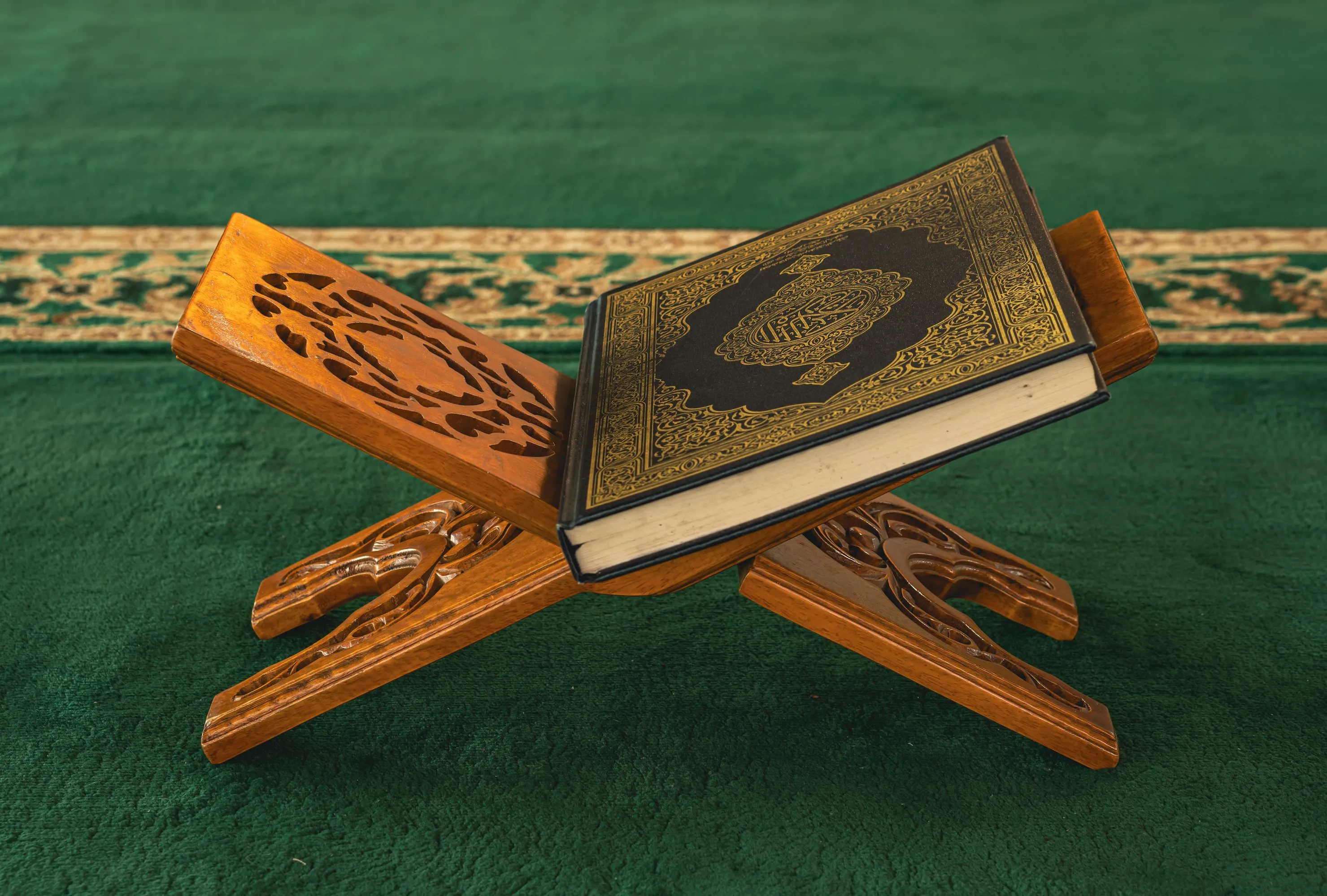 Bir camide Kur'an-ı Kerim